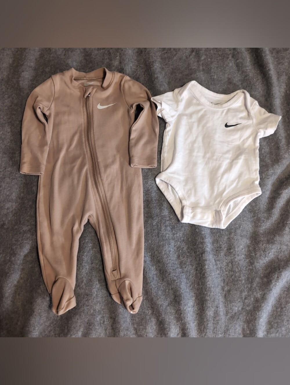Nike baby boy 1 piece outfits Pajamas Footed Lot of 2 Tan/White 3 Months EUC